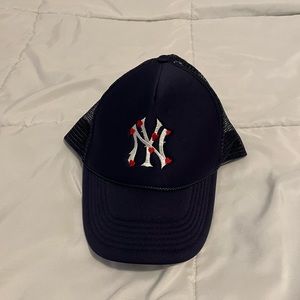 Mens NY Yankees Trucker Hat